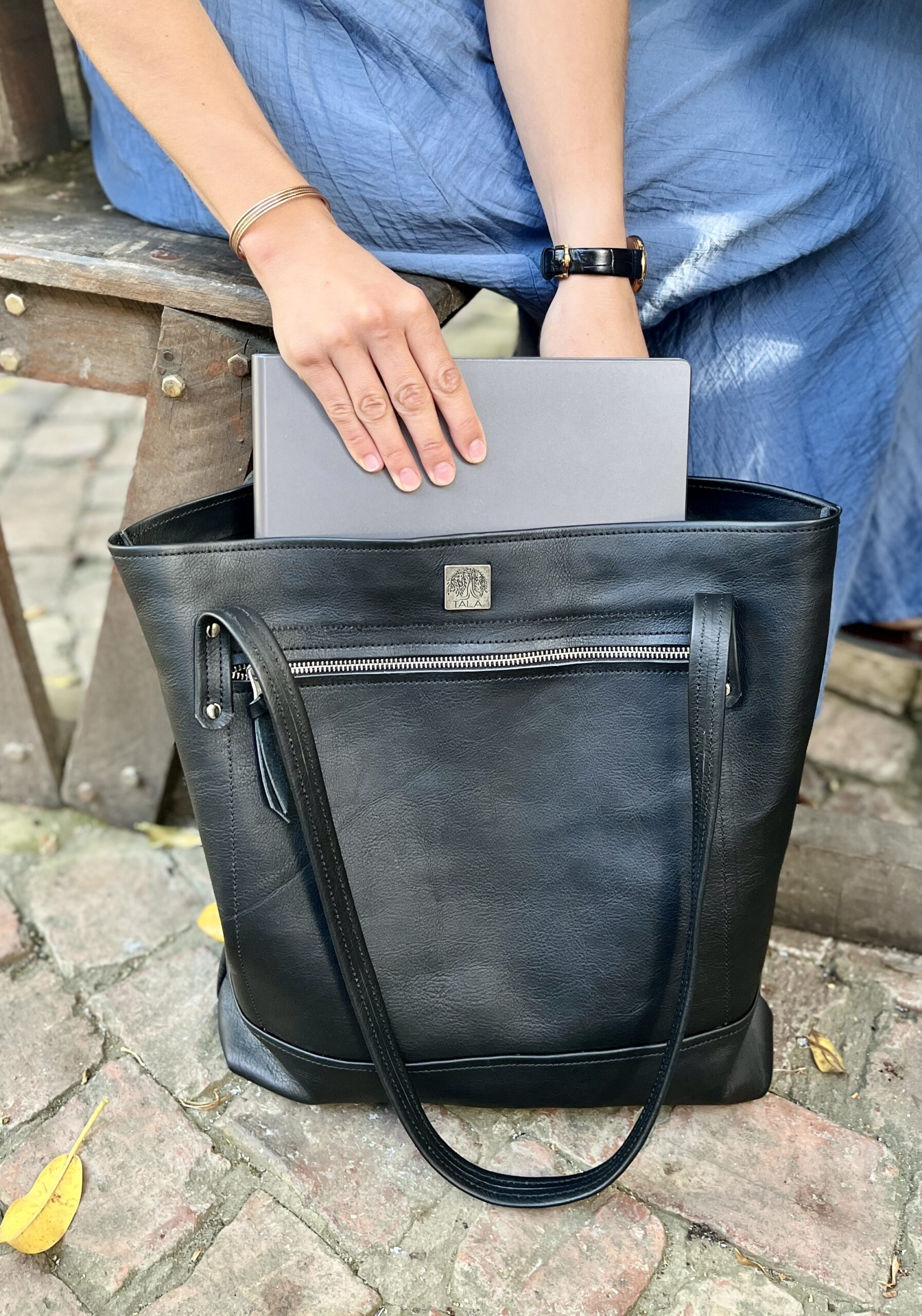 Graceful Leather Tote Bag - Image 4